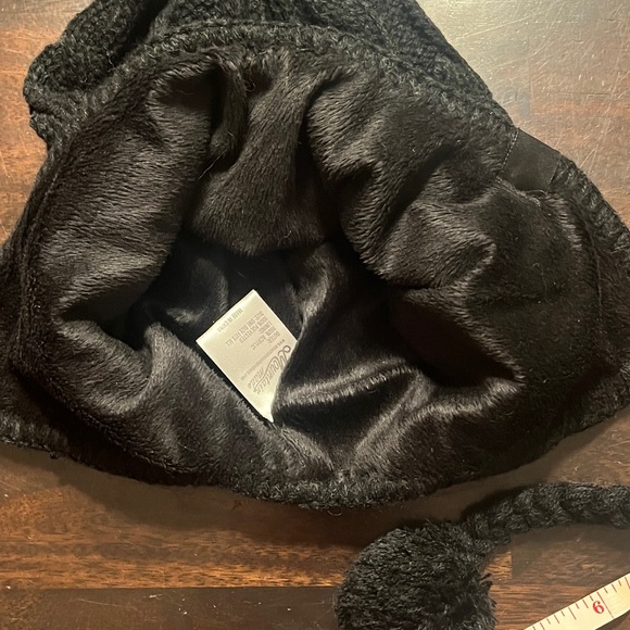 Mountain Made Cable Knit Pom Hat - Picture 9 of 12